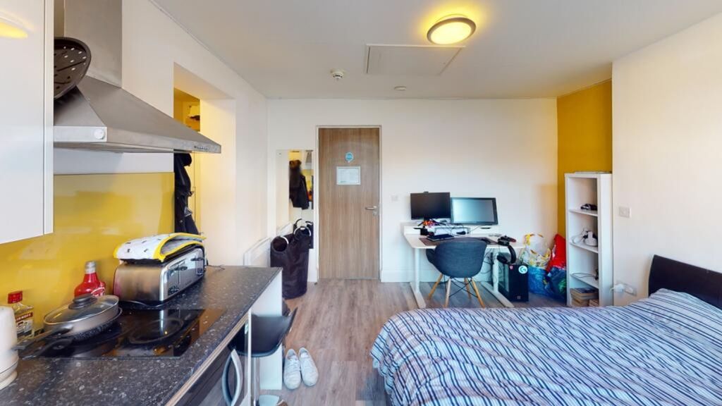 Property photo 2 of 4 This Inviting Double Bedroom Features A Cozy Atmos...