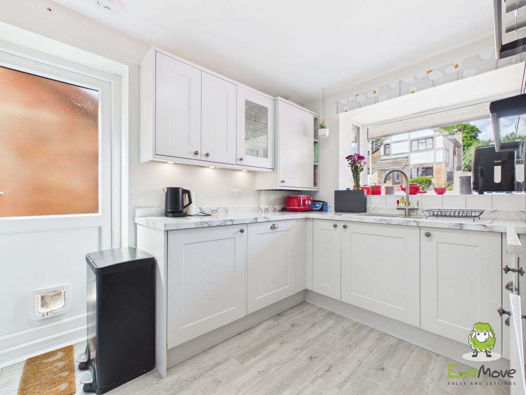Property photo 3 of 21 Ewemove Estate Agents Basingstoke - Stockbridge Cl
