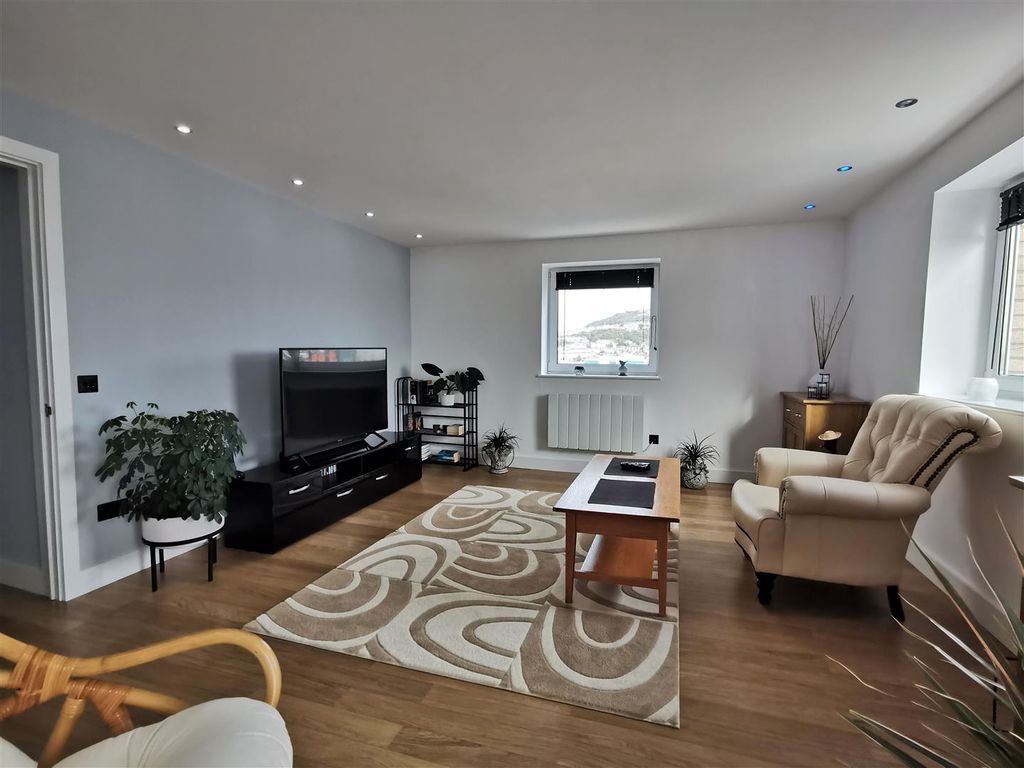 Property photo 3 of 15 Lounge .Jpg