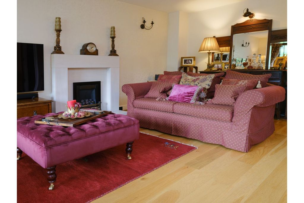 Property photo 3 of 37 Lounge