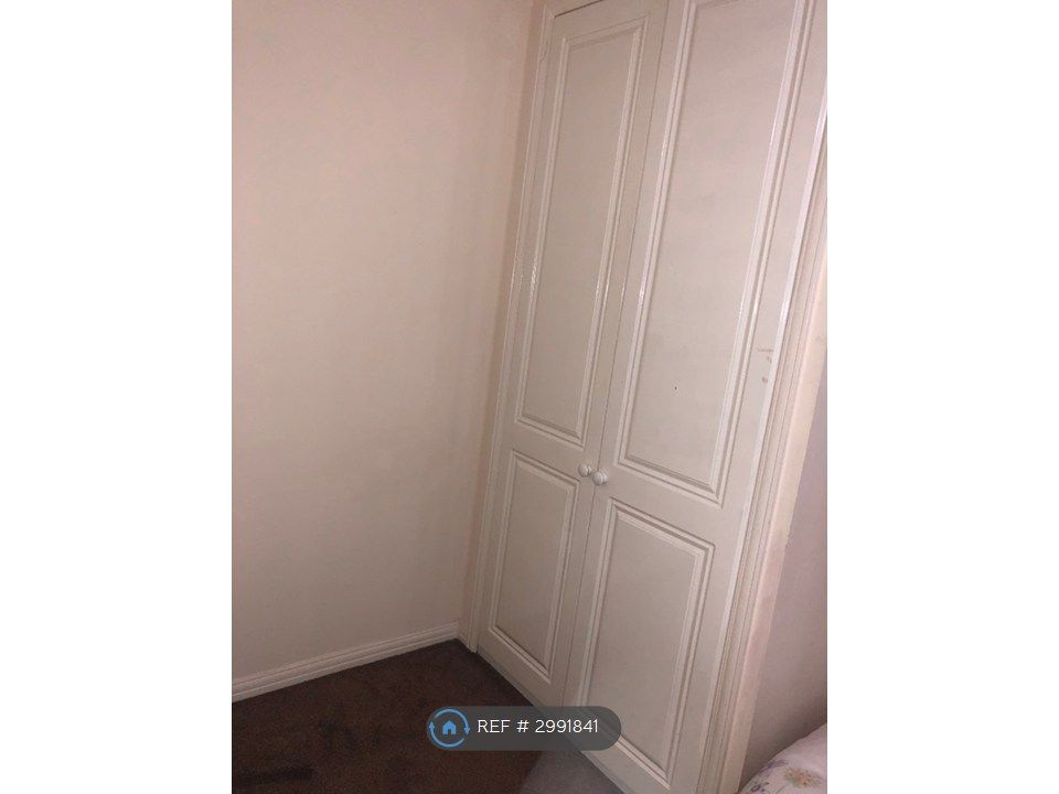 Property photo 3 of 22 Cupboard1