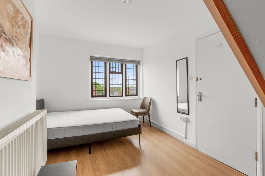 Property photo 2 of 5 2 Nightingales Corner, Hp7 9Py (Low Res)-11