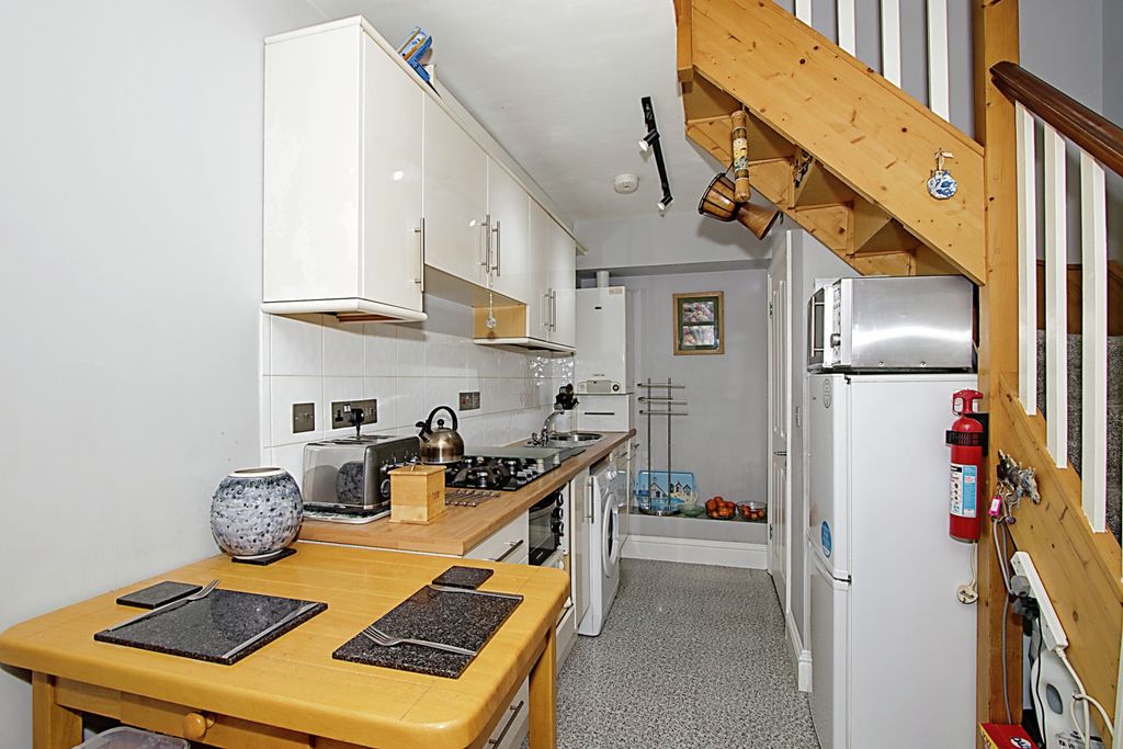 Property photo 3 of 12 Kitchen