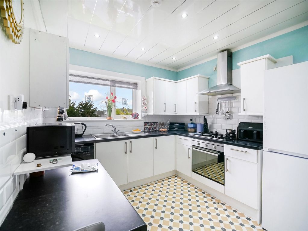 Property photo 3 of 21 Kitchen