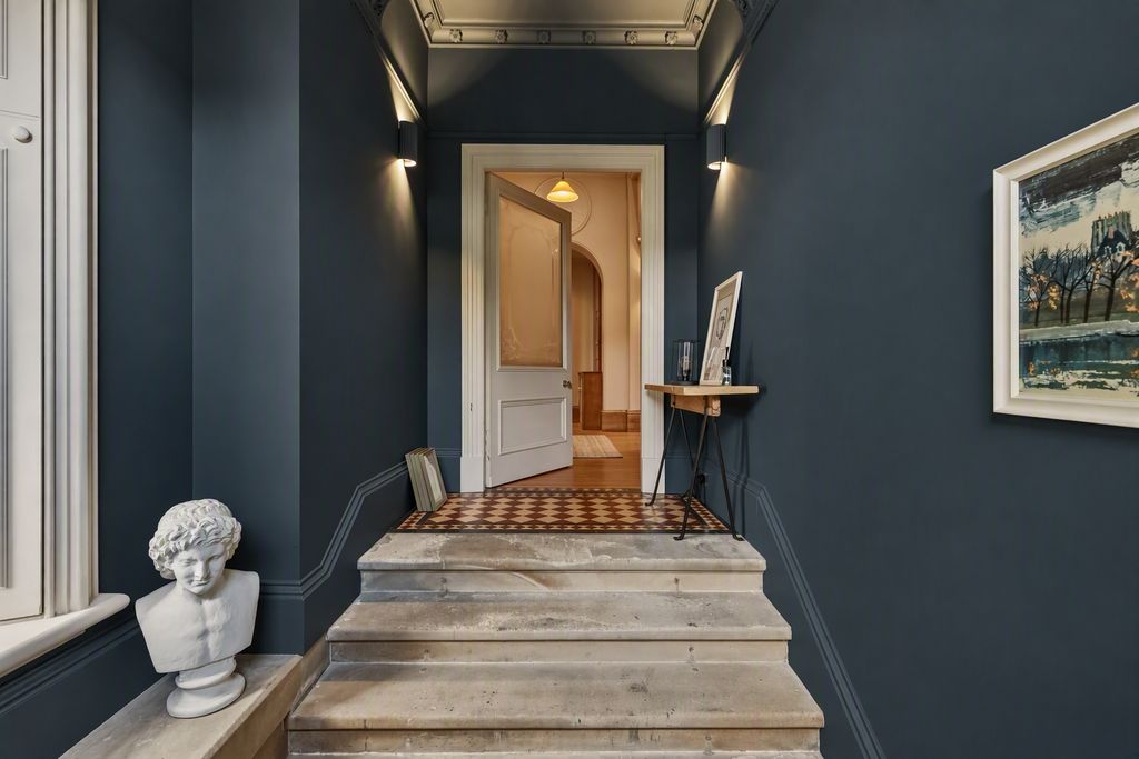 Property photo 3 of 34 Entrance Hall
