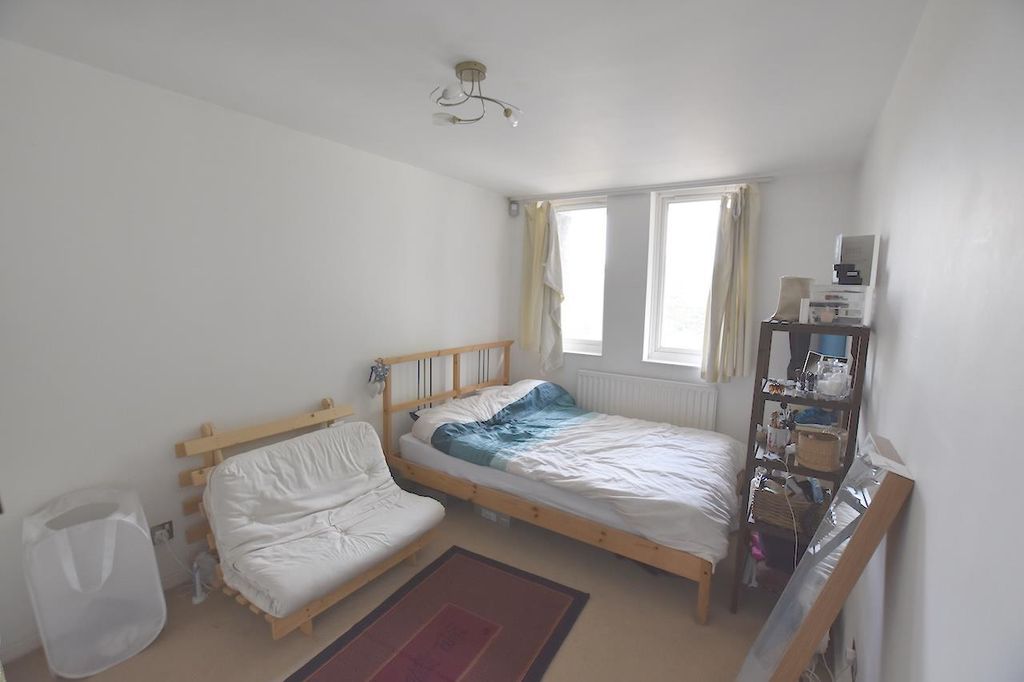 Property photo 3 of 6 Bed1.Jpg