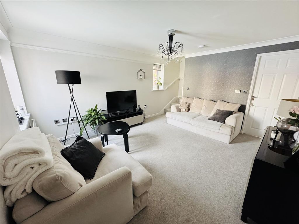 Property photo 3 of 15 Lounge