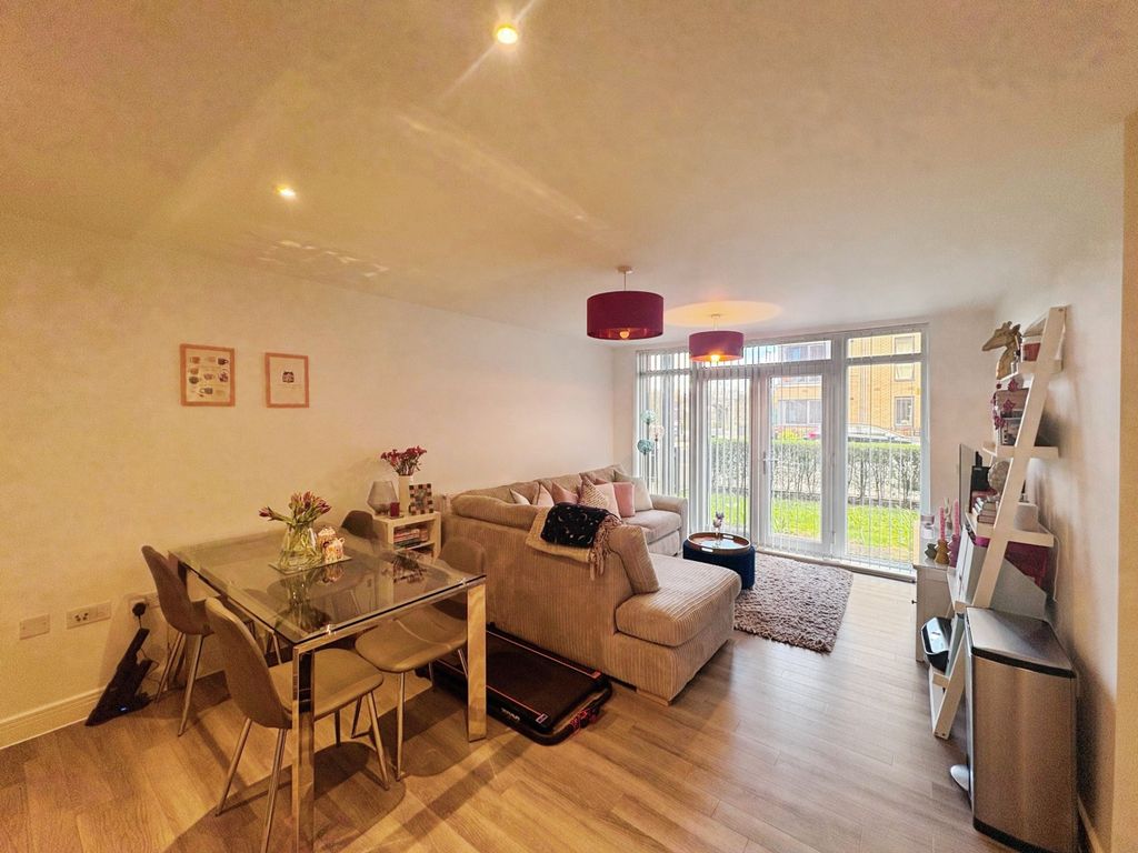 Property photo 3 of 10 Living