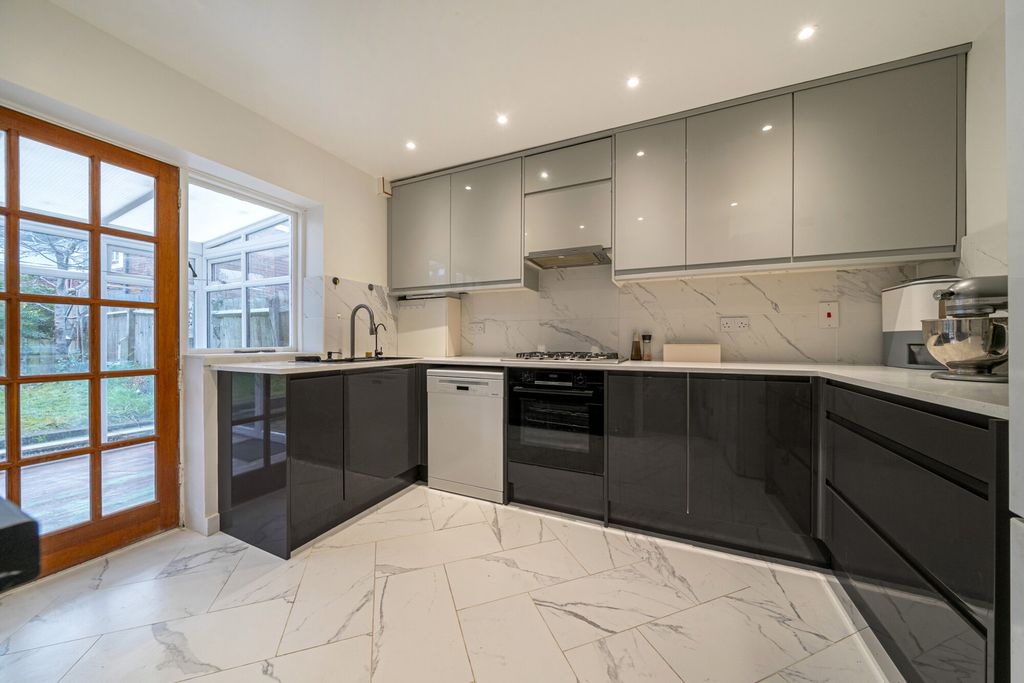 Property photo 3 of 21 Kitchen