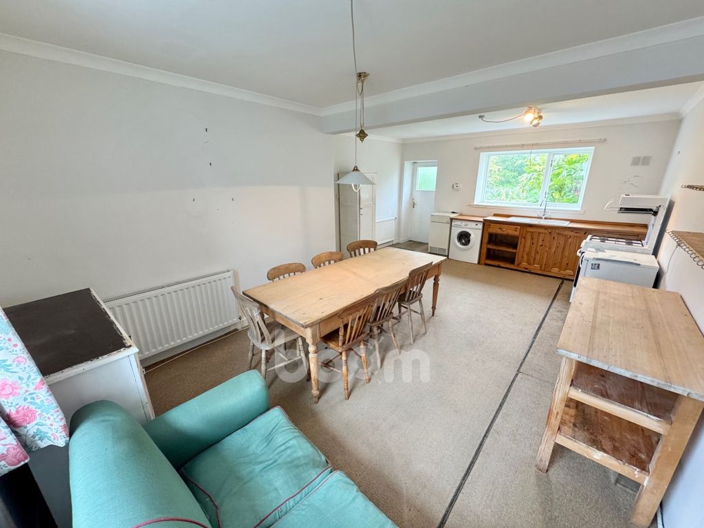 Property photo 3 of 24 Calder Street, Lochwinnoch Kitchen Pic