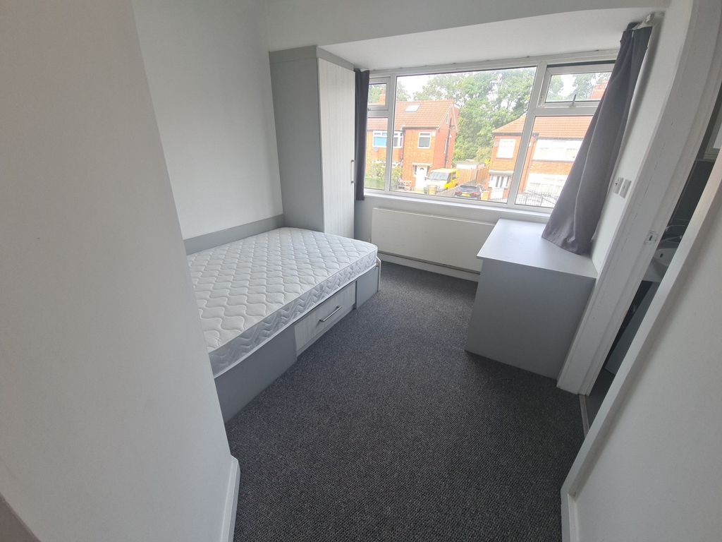 Property photo 1 of 22 A Neat And Tidy Single Bedroom Featuring A Single ...