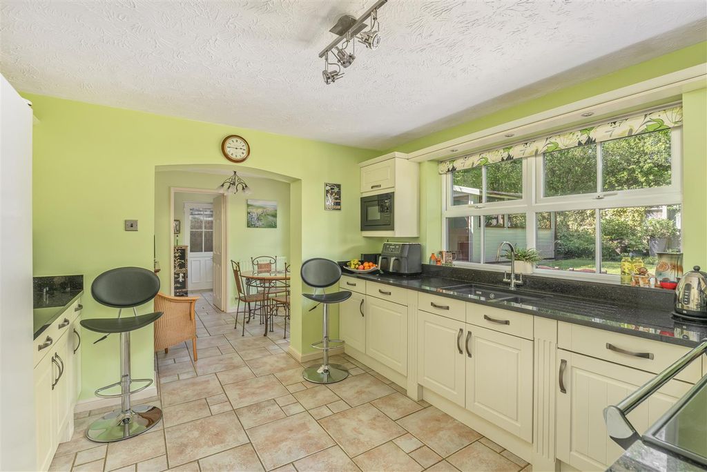 Property photo 3 of 29 67 Waller Drive, Banbury-13.Jpg