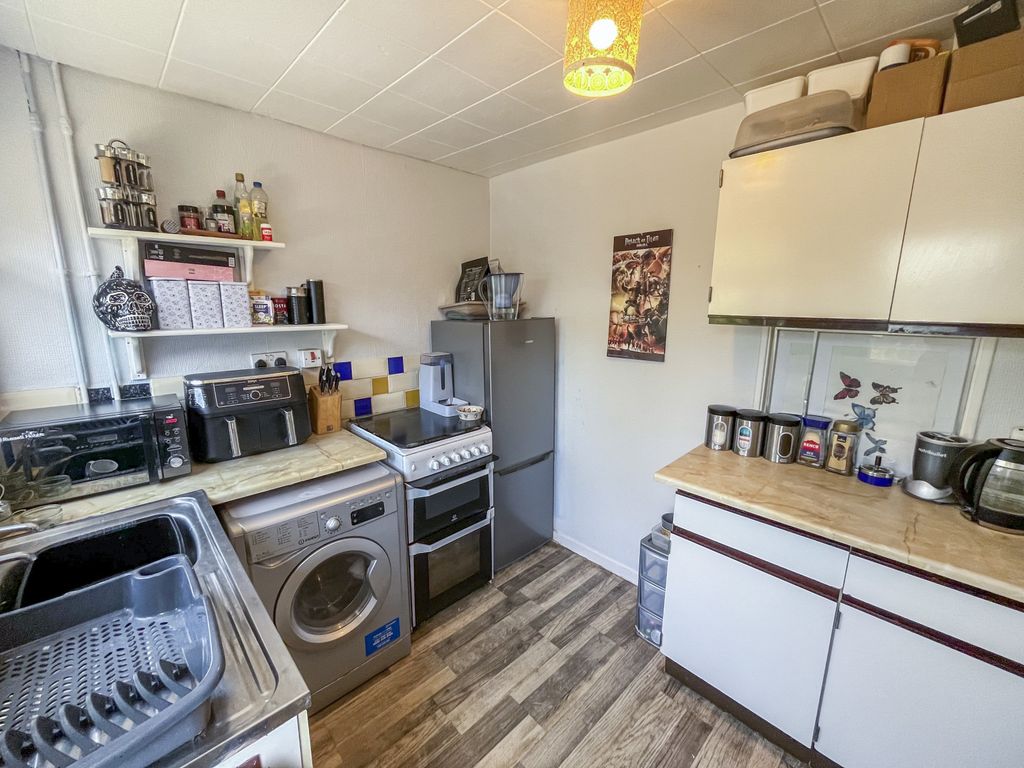 Property photo 3 of 9 Kitchen