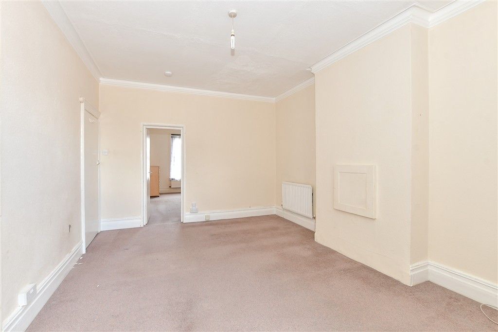 Property photo 3 of 8 Lounge