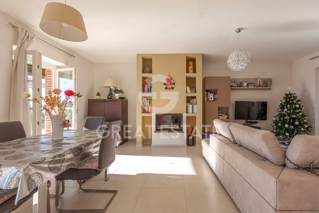 Property photo 2 of 49 Interiors