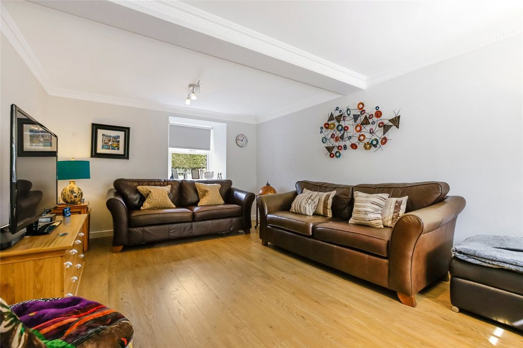 Property photo 2 of 21 Lounge