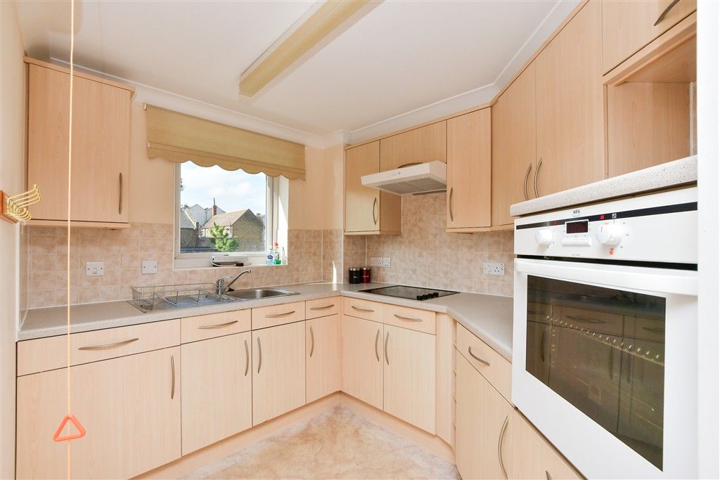 Property photo 3 of 11 Kitchen