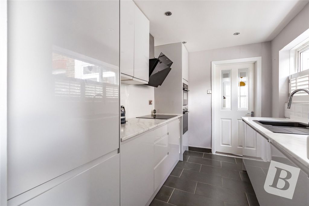 Property photo 3 of 12 Kitchen