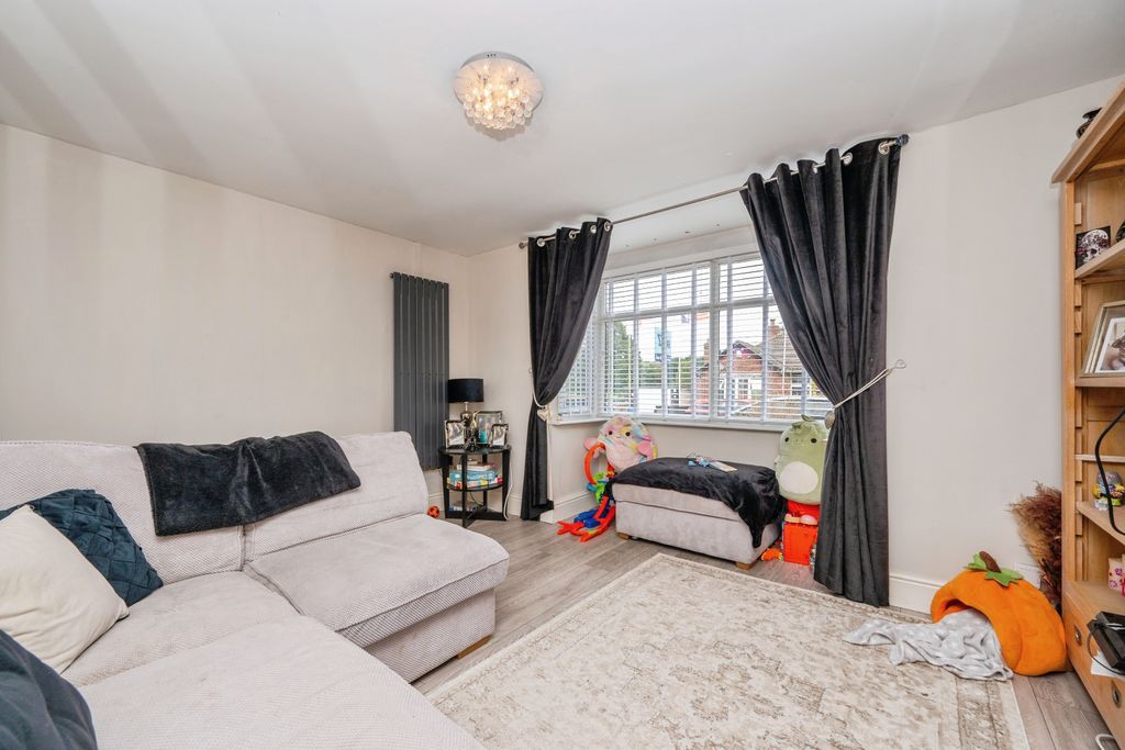 Property photo 2 of 20 Bay Fronted Lounge