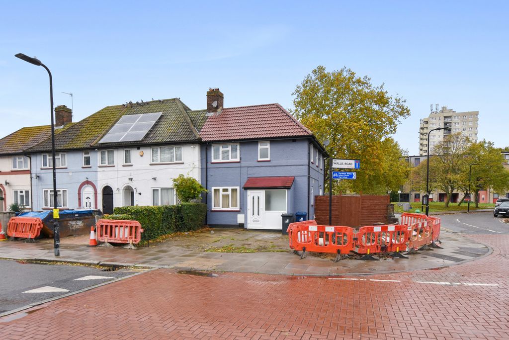 Property photo 1 of 10 Lovely 3 Bedroom End Of Terrace Corner Plot