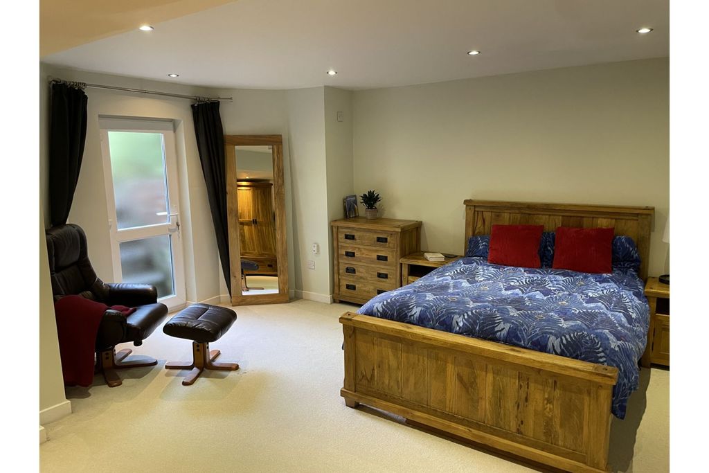 Property photo 3 of 11 Master Bedroom