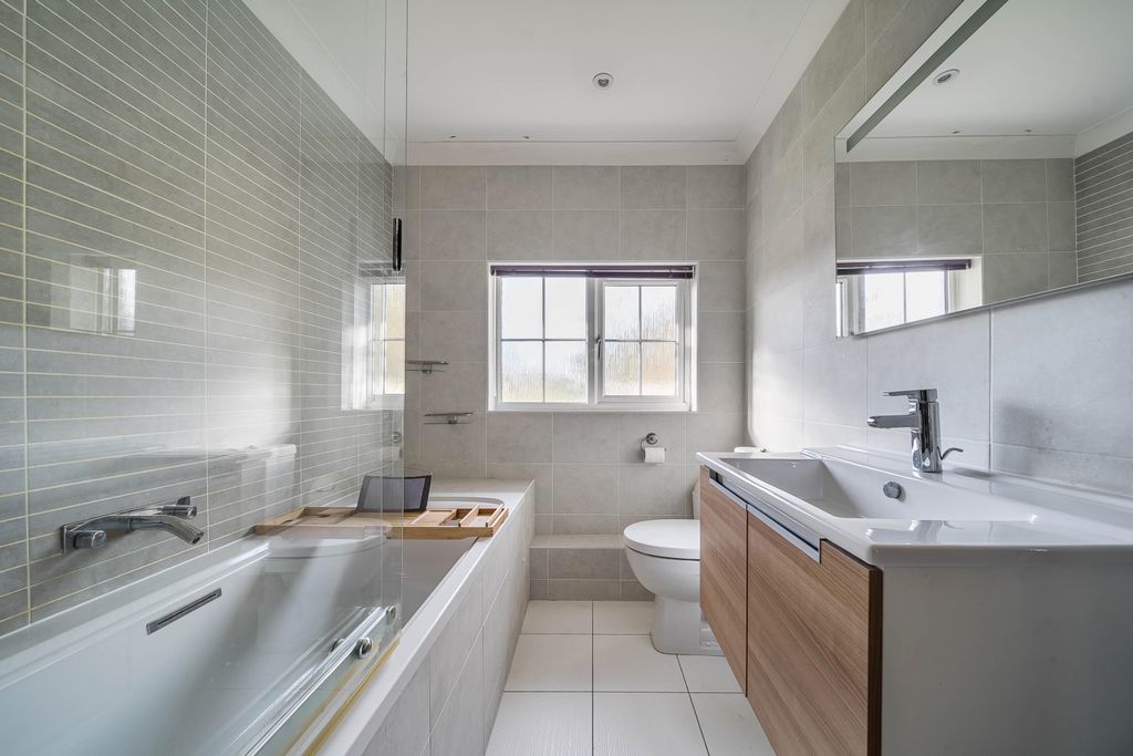 Property photo 3 of 21 Bathroom