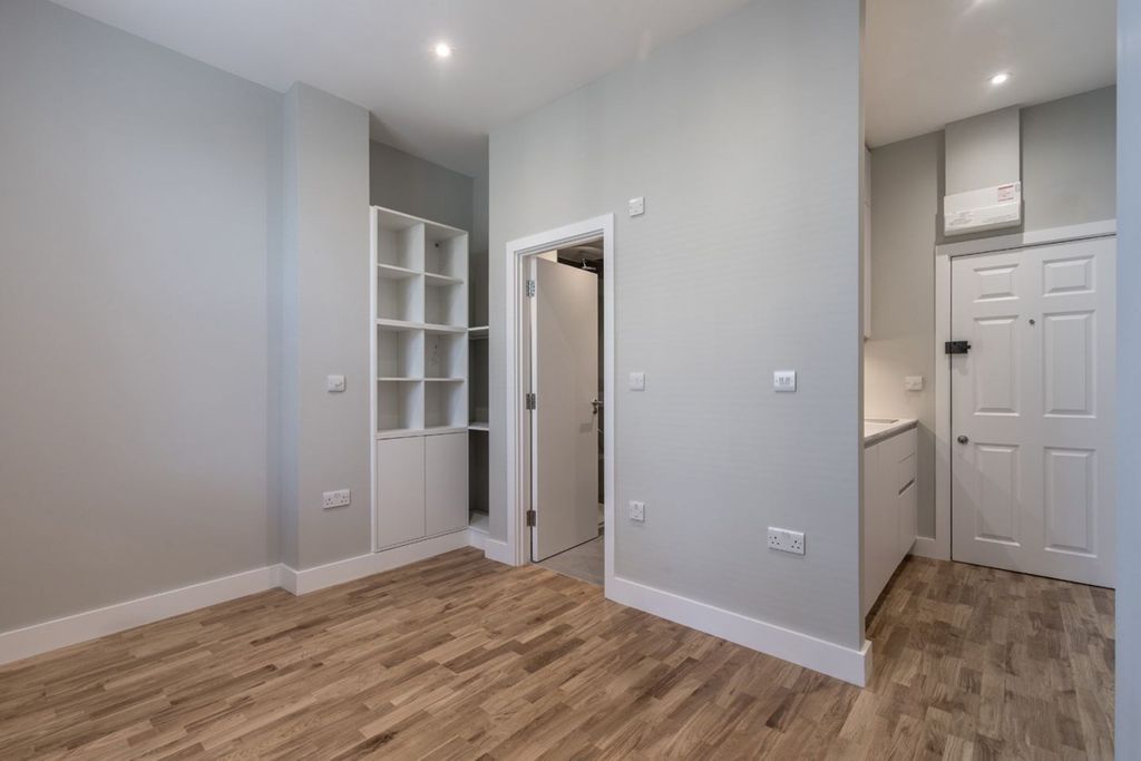 Property photo 3 of 11 Living_Room