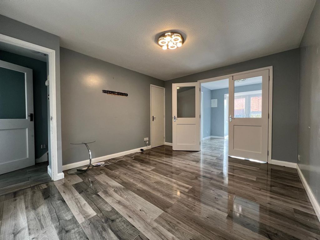 Property photo 3 of 18 Living Room