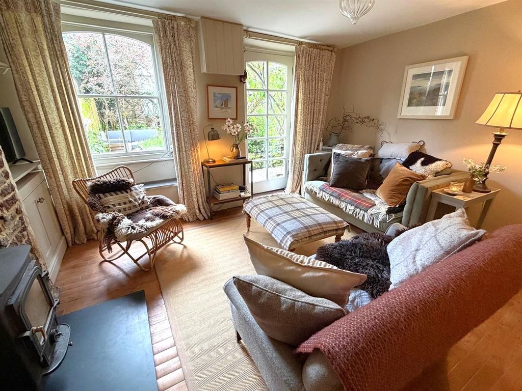 Property photo 2 of 19 Sitting Room.Jpg