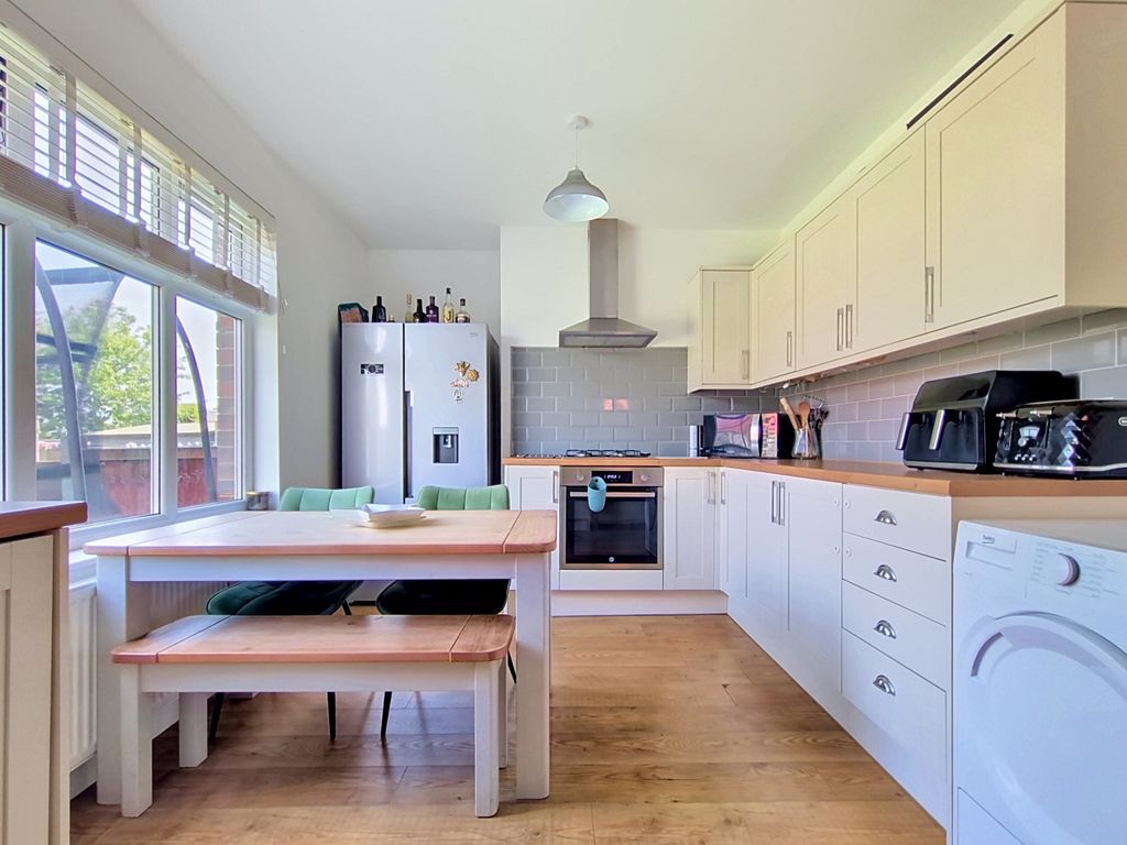 Property photo 3 of 14 32-Rydal-Grove_00003