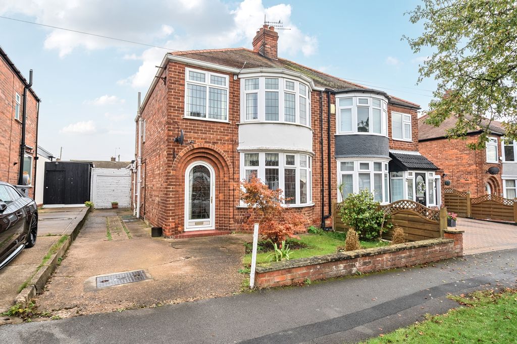 Property photo 1 of 14 Front And Driveway