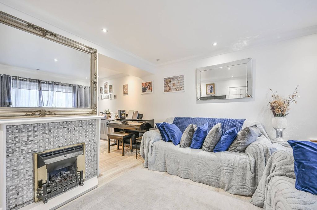 Property photo 3 of 18