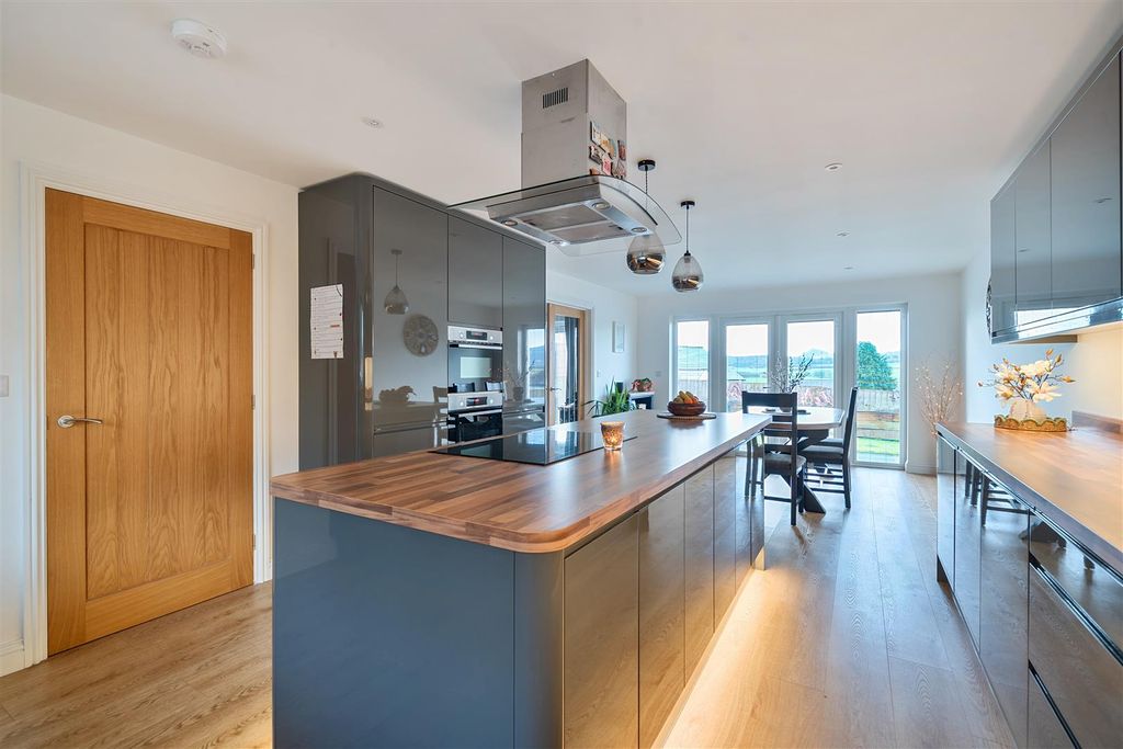 Property photo 3 of 27 1404805-44-6979Edc3E0392-Arw-1.Jpg