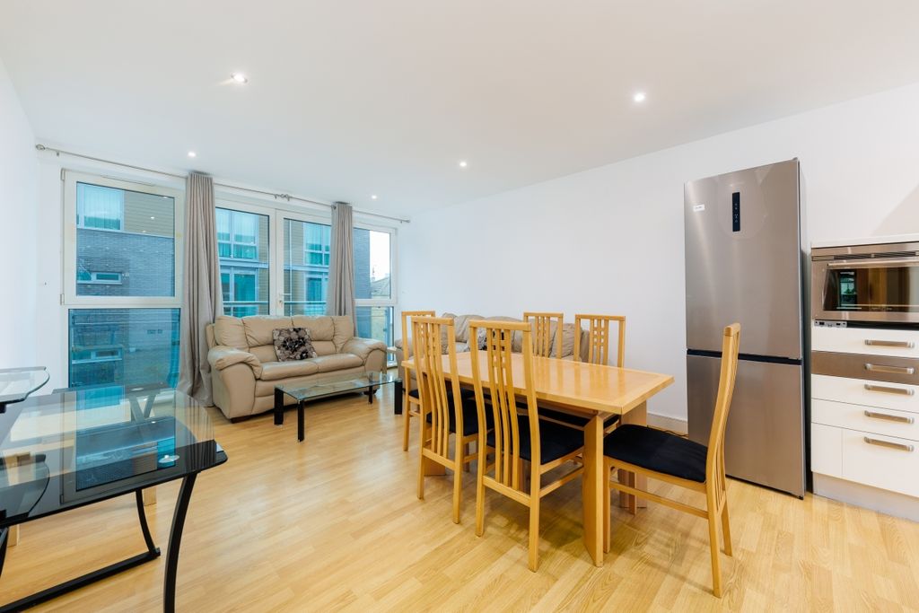 Property photo 3 of 11 Halcyon Wharf F10...