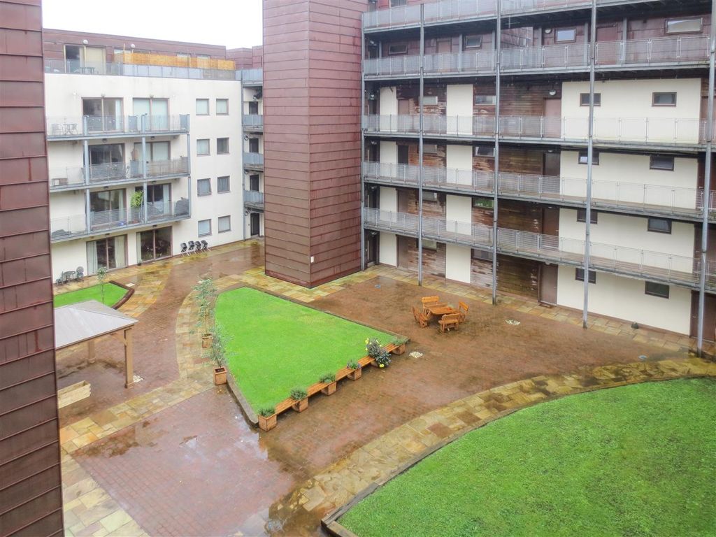 Property photo 2 of 11 Courtyard