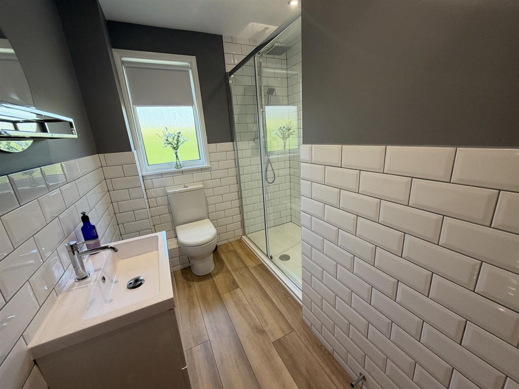 Property photo 3 of 11 Bathroom