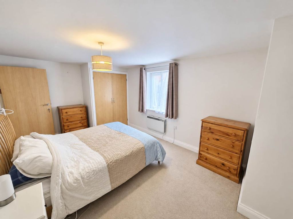 Property photo 3 of 10 05_Principal_Bedroom