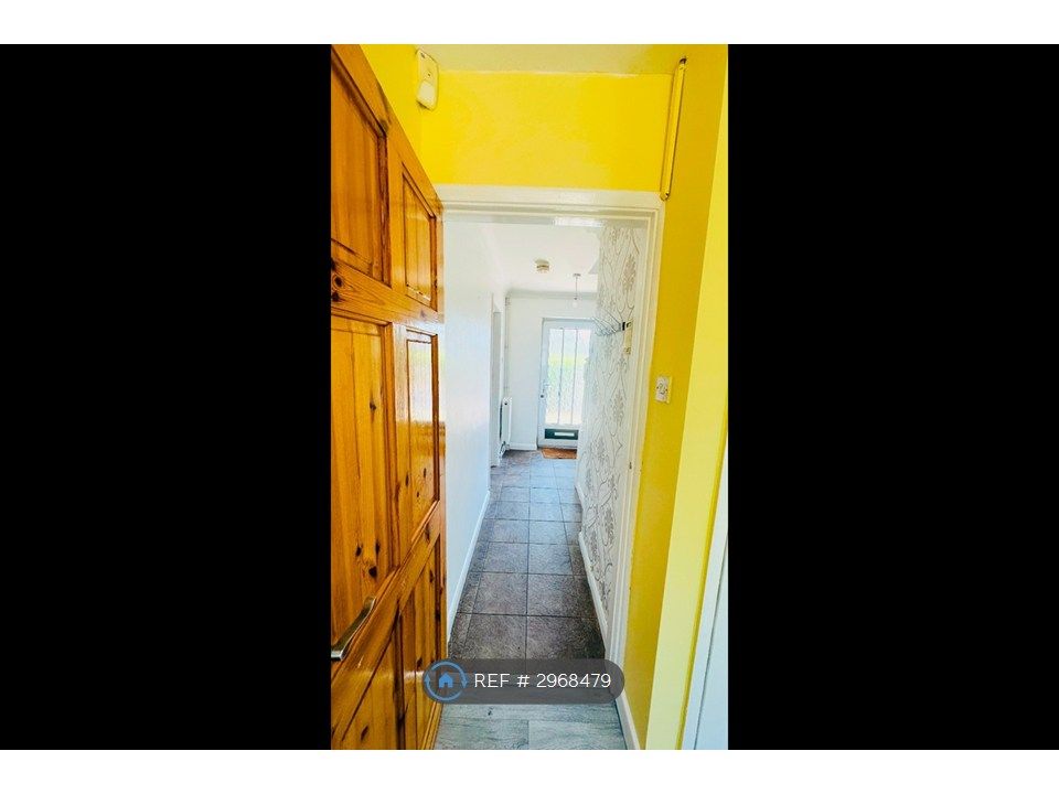 Property photo 3 of 20 Hall Way