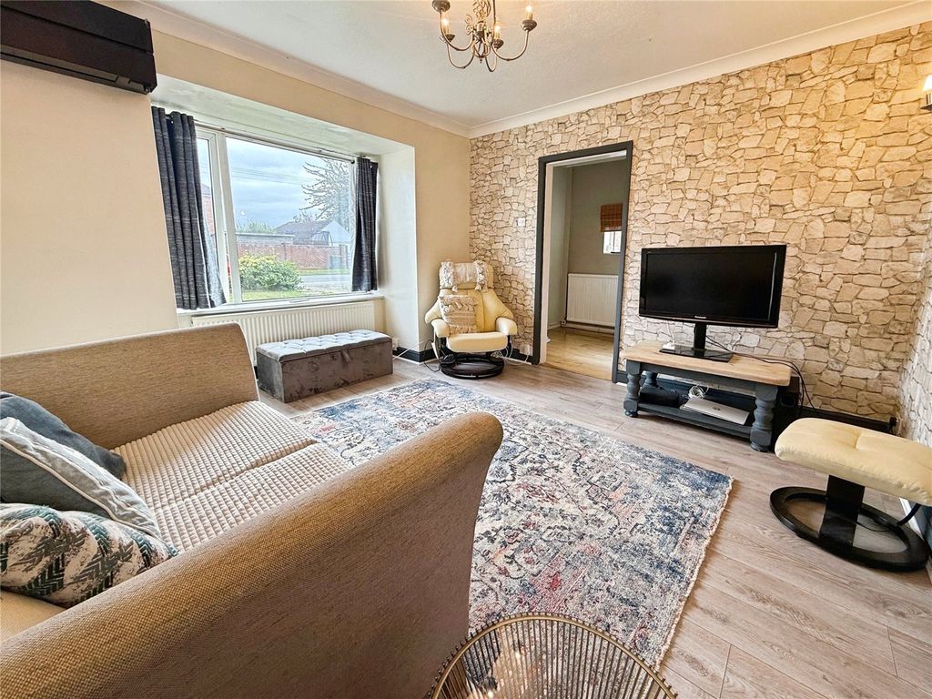 Property photo 2 of 13 Lounge