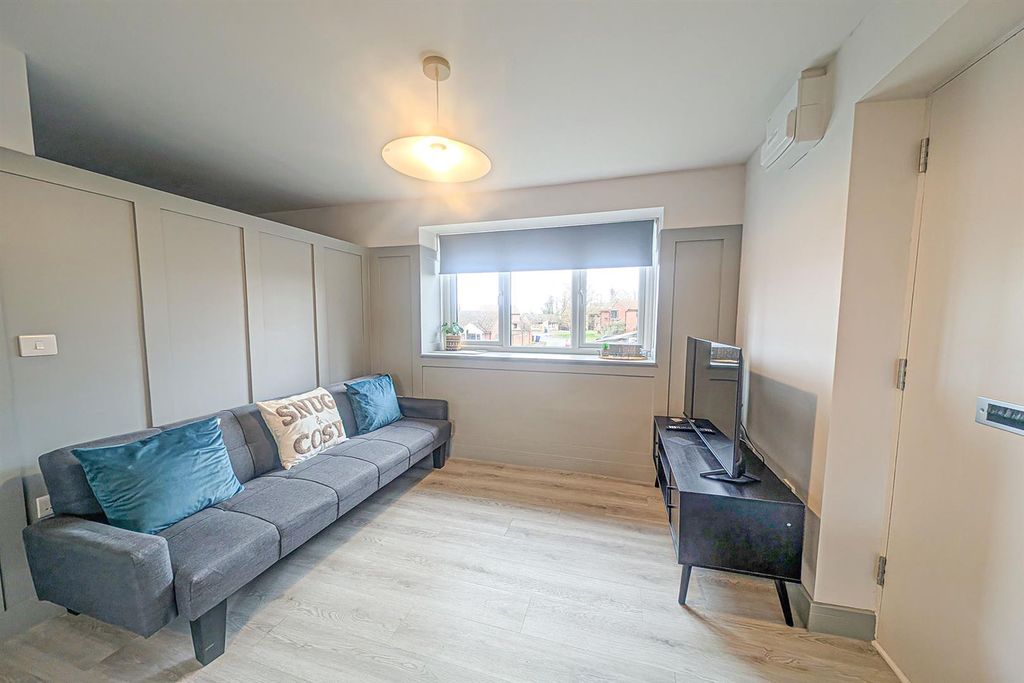 Property photo 3 of 9 Pxl_20260216_114018338. Living.Jpg