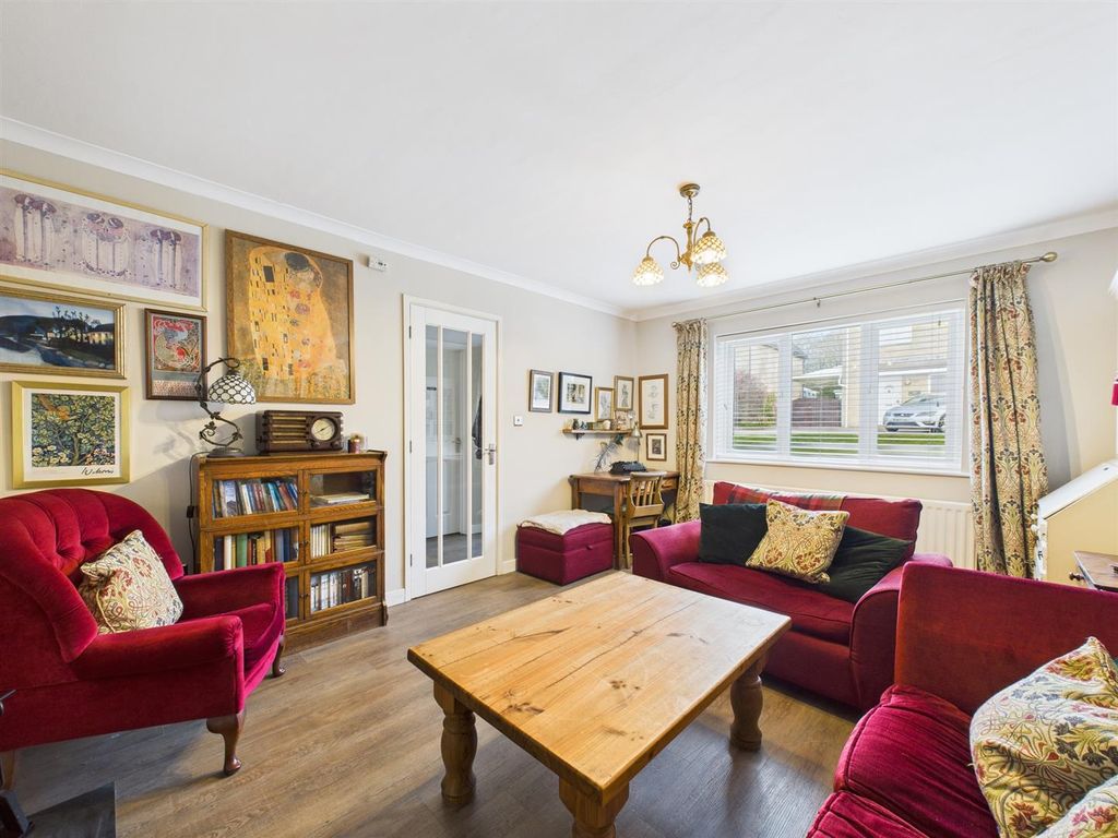 Property photo 3 of 15 Lounge