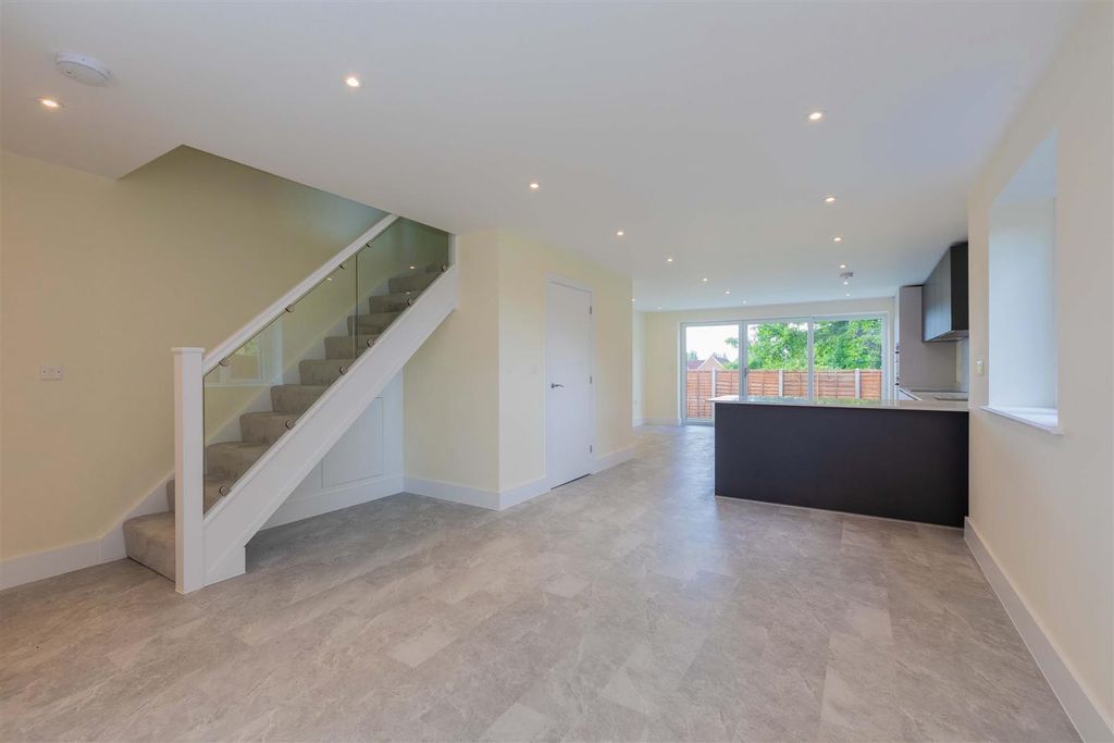 Property photo 3 of 15 168 Cippenham Lane-7.Jpg