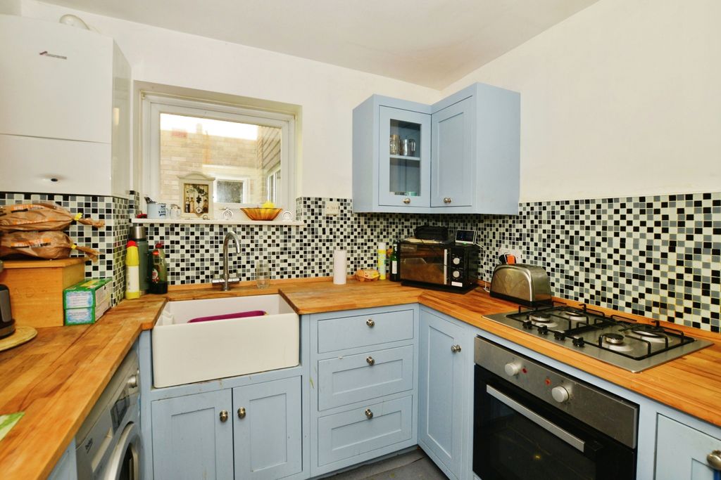 Property photo 3 of 11 Kitchen