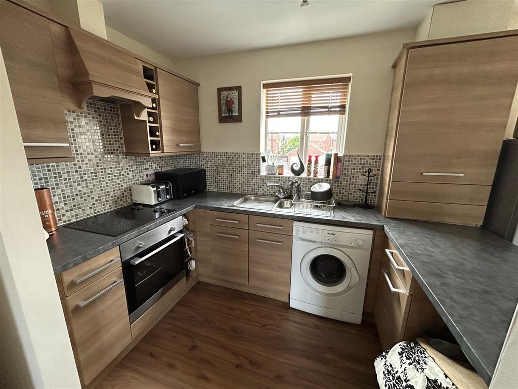 Property photo 3 of 8 Kitchen
