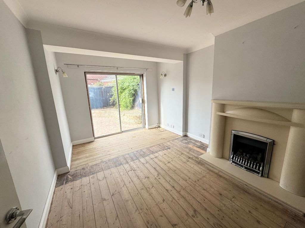 Property photo 3 of 13 Lounge / Dining Room