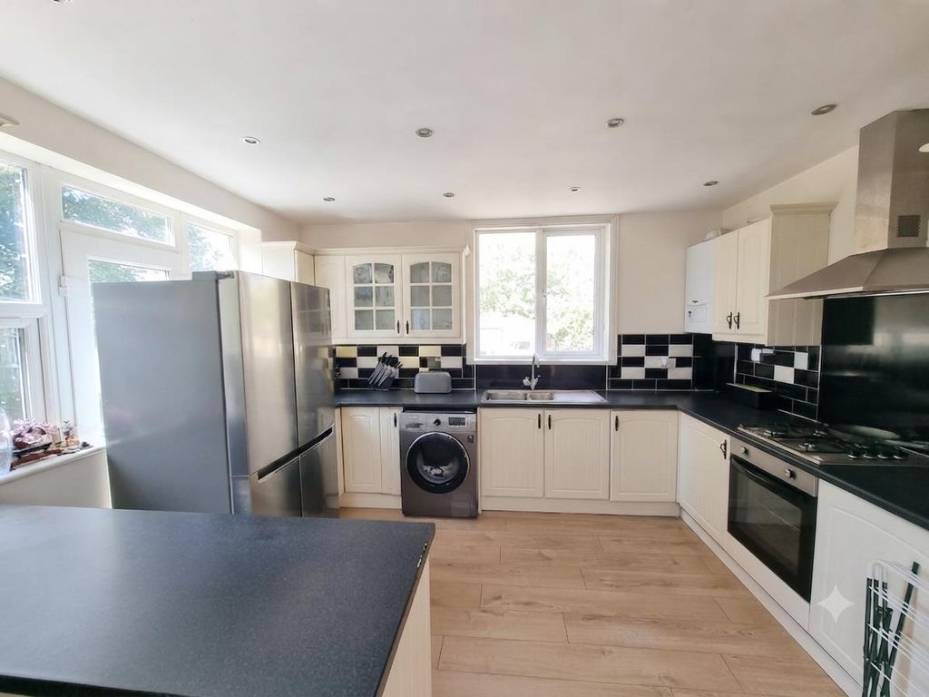 Property photo 2 of 10 Kitchen