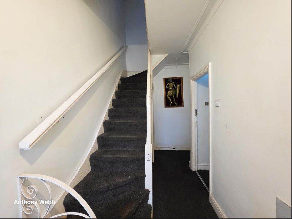 Property photo 3 of 9 Hallway