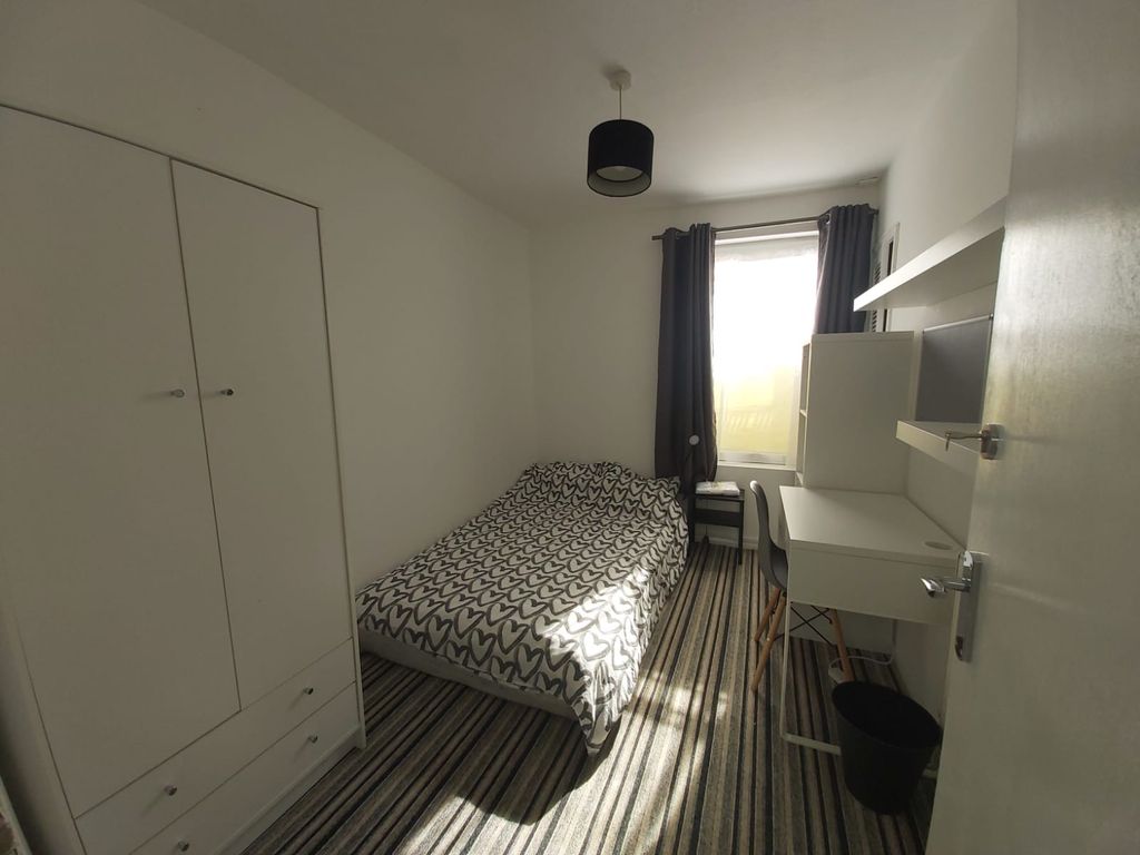 Property photo 3 of 9 Bed 2