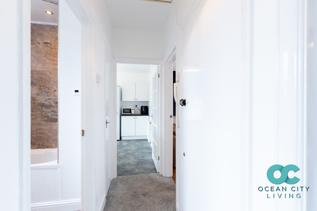 Property photo 2 of 18 Hallway