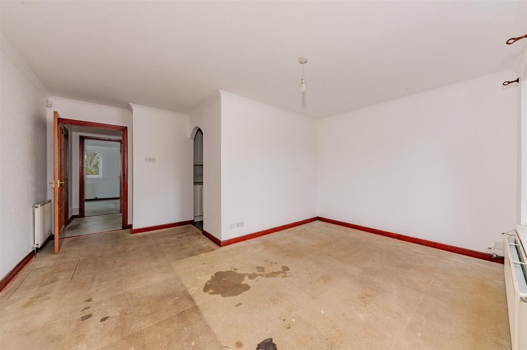 Property photo 3 of 15 39 Hazelton Way Bf-6.Jpg